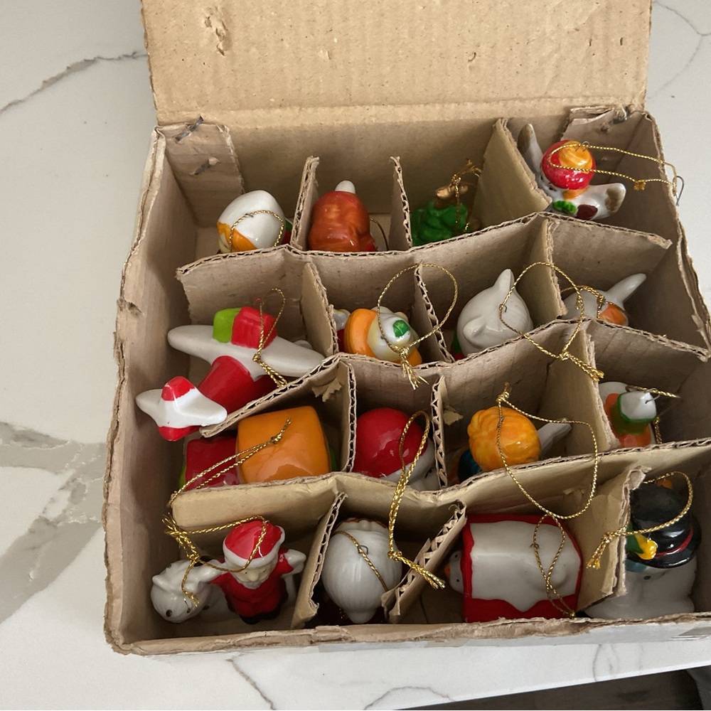 Vintage Christmas Hanging Ornaments Set - 16 pcs - Picture 2 of 2